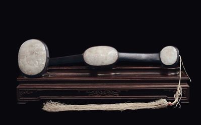 Ruyi in legno decorato con placche in giada bianca, Cina, Dinastia Qing, XIX secolo