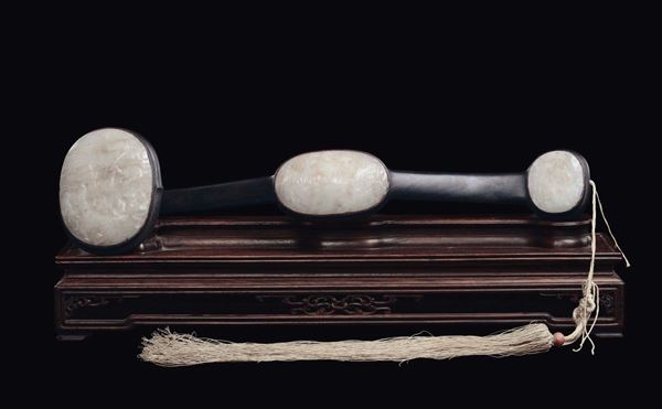 Ruyi in legno con placche in giada bianca, Cina, Dinastia Qing, XIX secolo