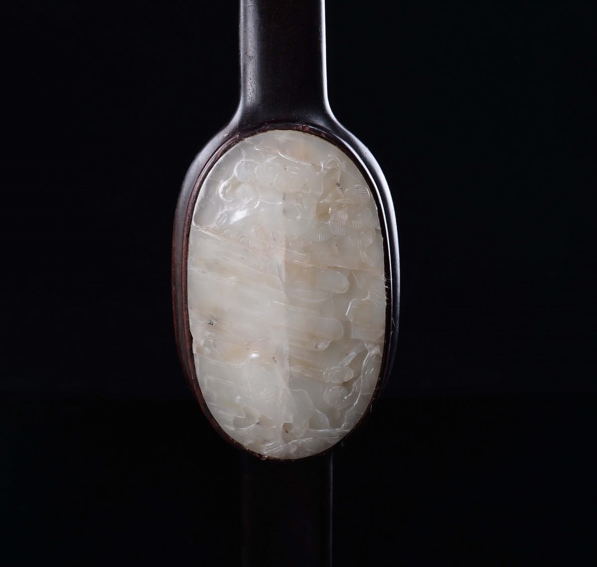 Ruyi in legno decorato con placche in giada bianca, Cina, Dinastia Qing, XIX secolo