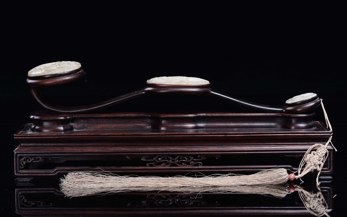 Ruyi in legno decorato con placche in giada bianca, Cina, Dinastia Qing, XIX secolo