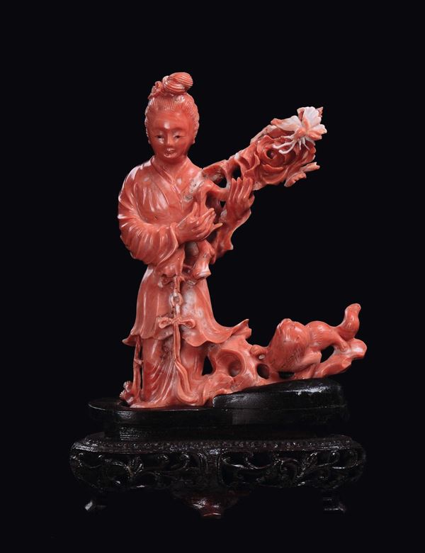 Guanyin scolpita in corallo con mazzo di fiori e gatto, Cina, Dinastia Qing, fine XIX secolo