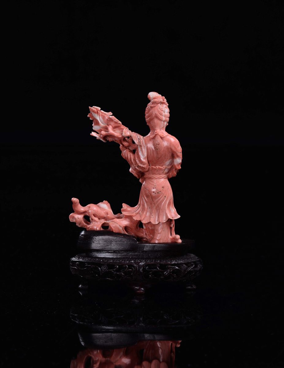 Guanyin Scolpita in Corallo con Mazzo di Fiori e Gatto, Cina, Dinastia Qing, Fine XIX Secolo