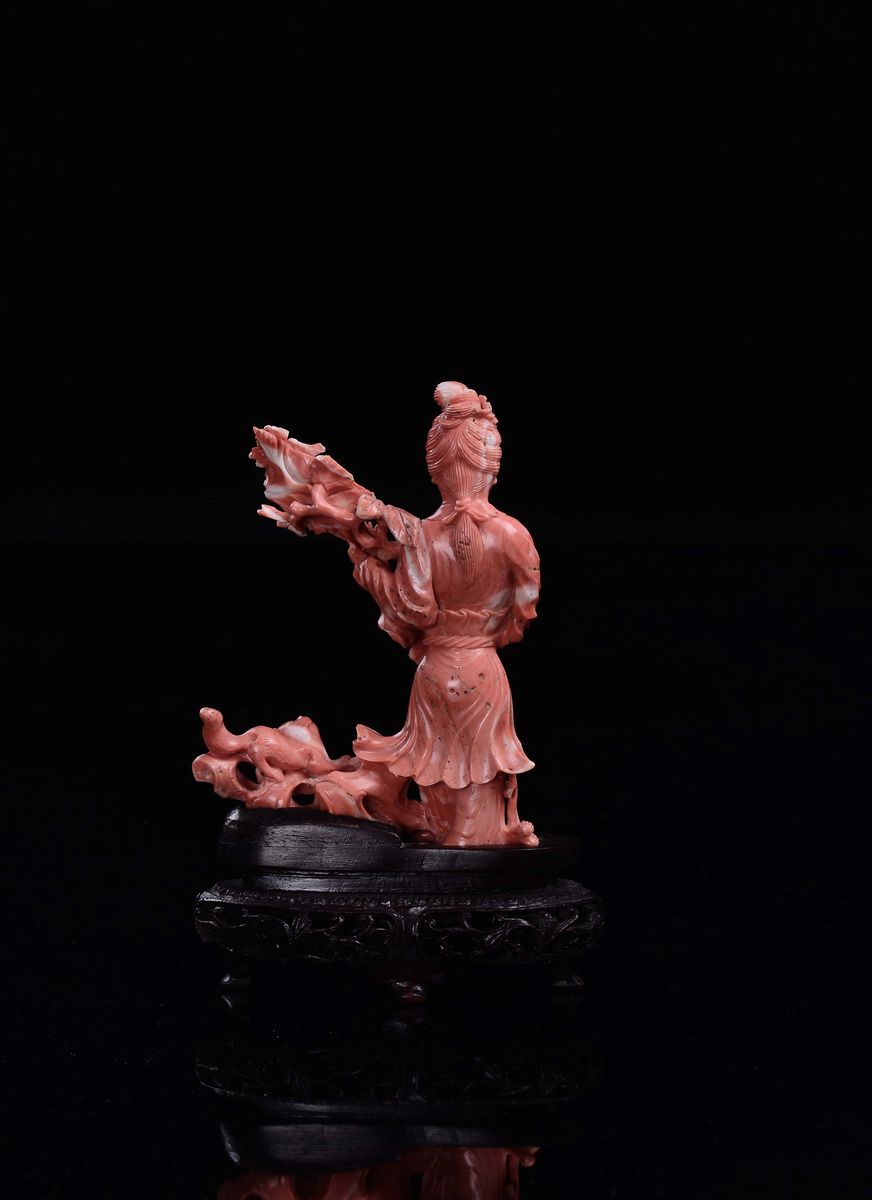 Guanyin Scolpita in Corallo con Mazzo di Fiori e Gatto, Cina, Dinastia Qing, Fine XIX Secolo