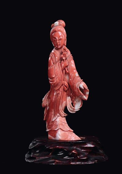 Piccola Guanyin Scolpita in Corallo con Fiorellini, Cina, Dinastia Qing, Fine XIX Secolo