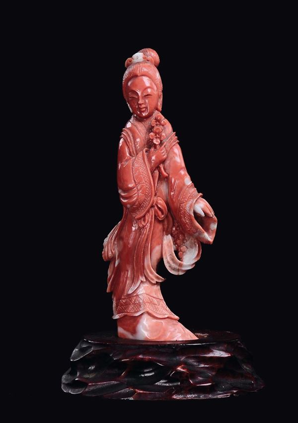 A small coral Guanyin figure with little flowers, China, Qing Dynasty, late 19th century