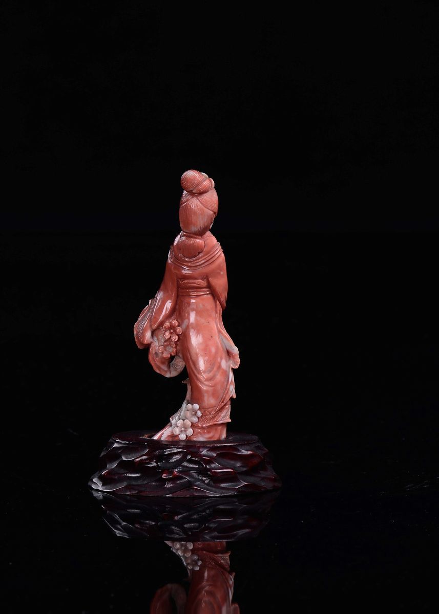 Piccola Guanyin Scolpita in Corallo con Fiorellini, Cina, Dinastia Qing, Fine XIX Secolo