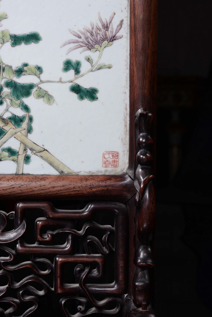 Placca in porcellana policroma decorata con motivi floreali, Cina, XX secolo