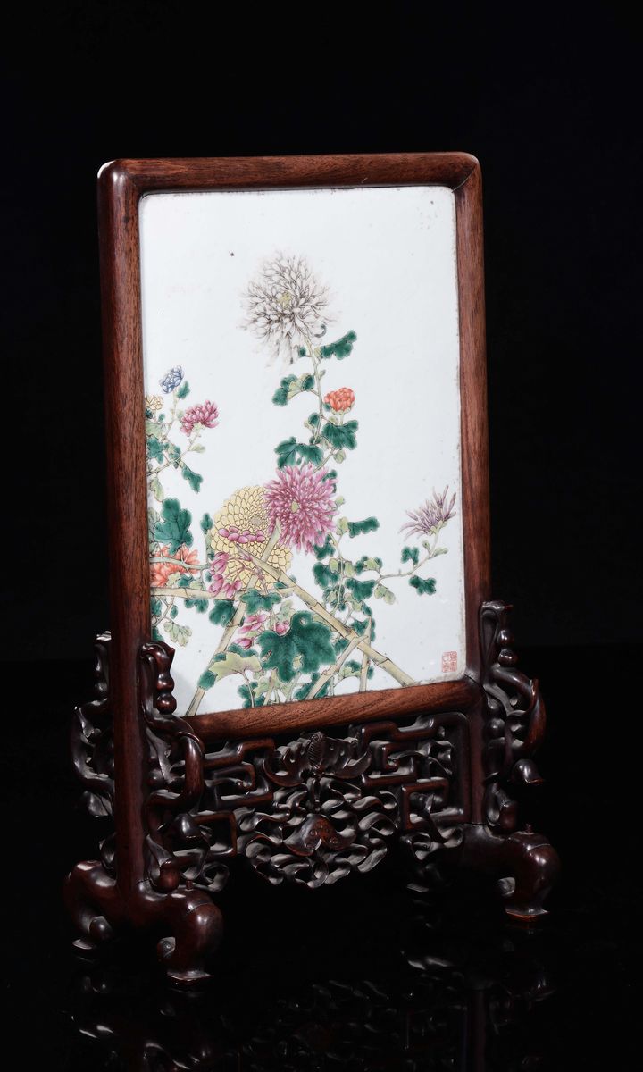 Placca in porcellana policroma decorata con motivi floreali, Cina, XX secolo