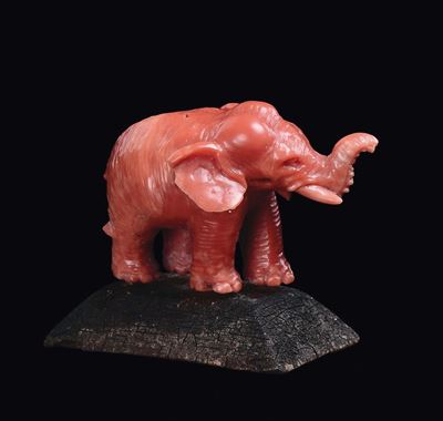 Piccolo Elefante con Proboscide Alzata Scolpito in Corallo, Cina, Dinastia Qing, Fine XIX Secolo