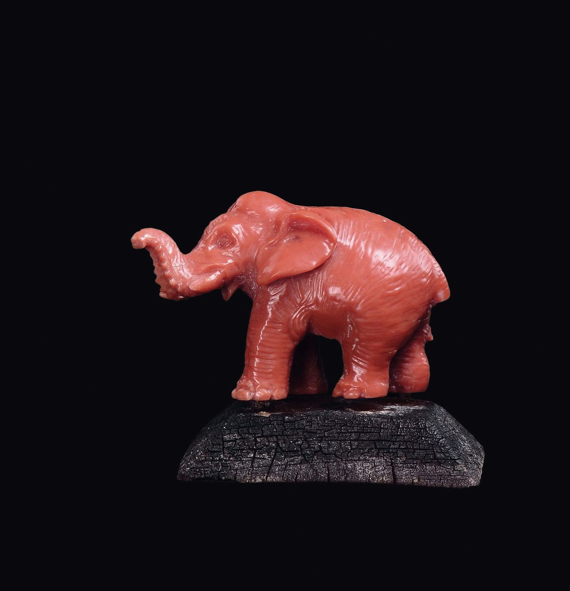 Piccolo Elefante con Proboscide Alzata Scolpito in Corallo, Cina, Dinastia Qing, Fine XIX Secolo