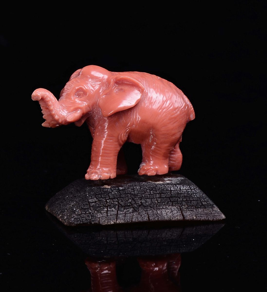 Piccolo Elefante con Proboscide Alzata Scolpito in Corallo, Cina, Dinastia Qing, Fine XIX Secolo