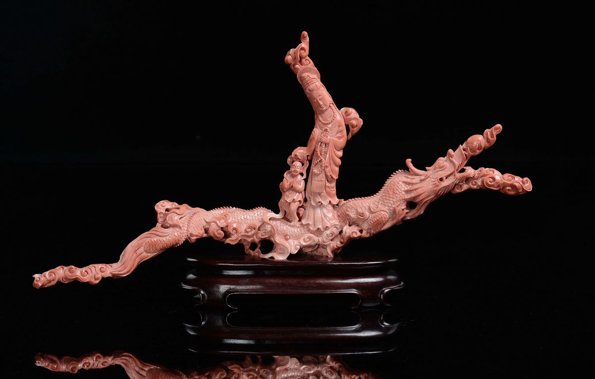 Scultura in Corallo con Guanyin e Fanciullo su Dragone, Cina, Dinastia Qing, Fine XIX Secolo