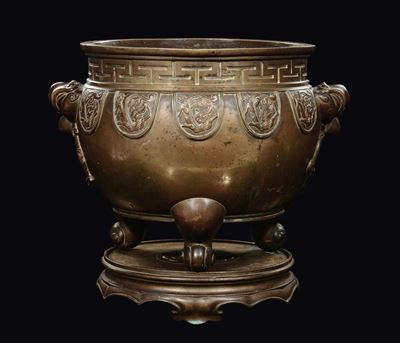 Cina, Grande incensiere tripode in bronzo dorato, Dinastia Qing, epoca Qianlong (1736-1795)