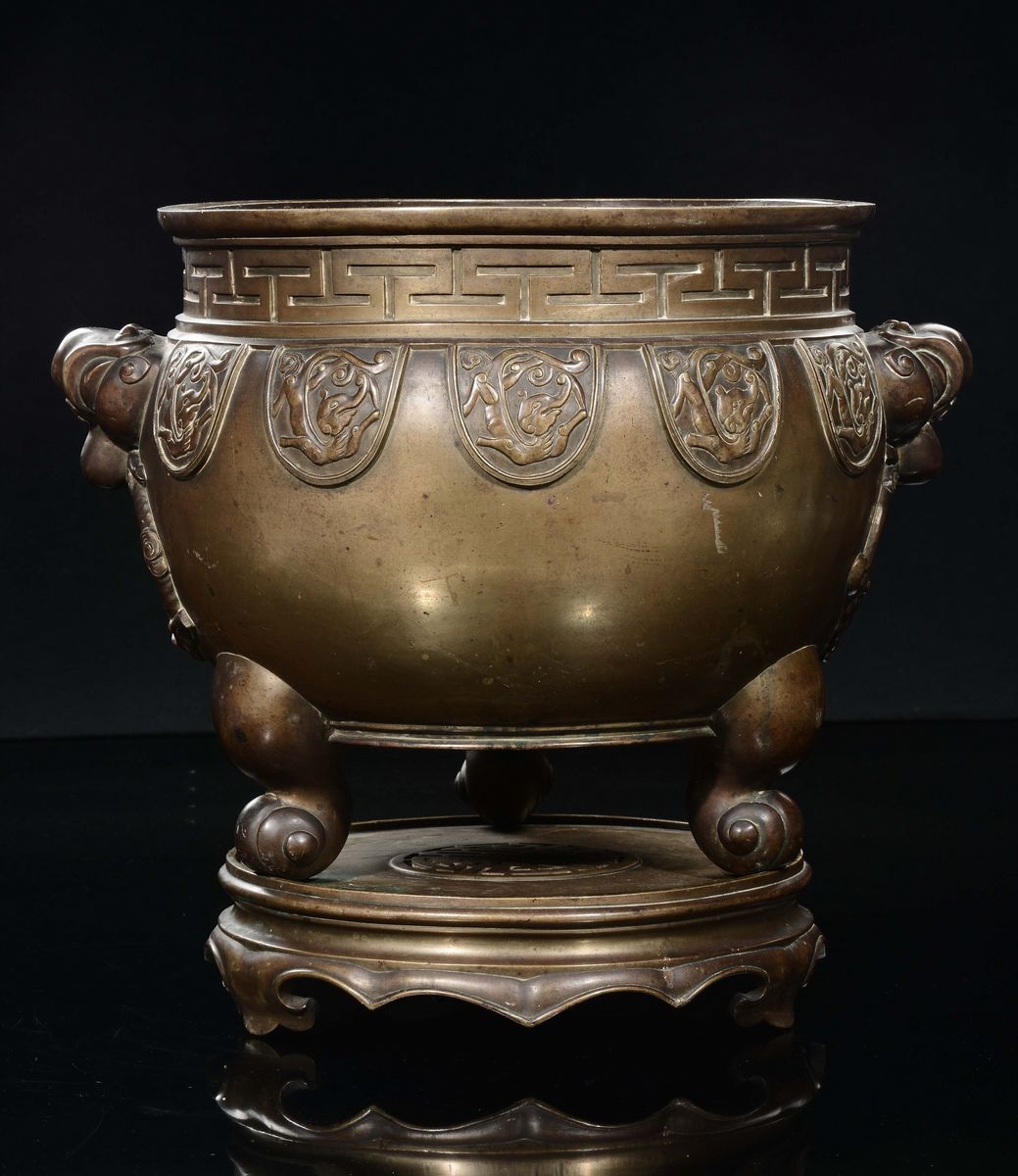 Cina, Grande incensiere tripode in bronzo dorato, Dinastia Qing, epoca Qianlong (1736-1795)
