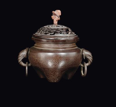 Incensiere in bronzo intarsiato in argento con coperchio in legno traforato, Cina, Dinastia Qing,...