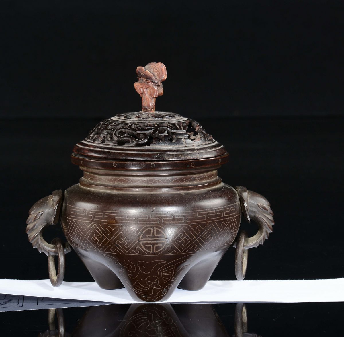 Incensiere in bronzo intarsiato in argento con coperchio in legno traforato, Cina, Dinastia Qing,...