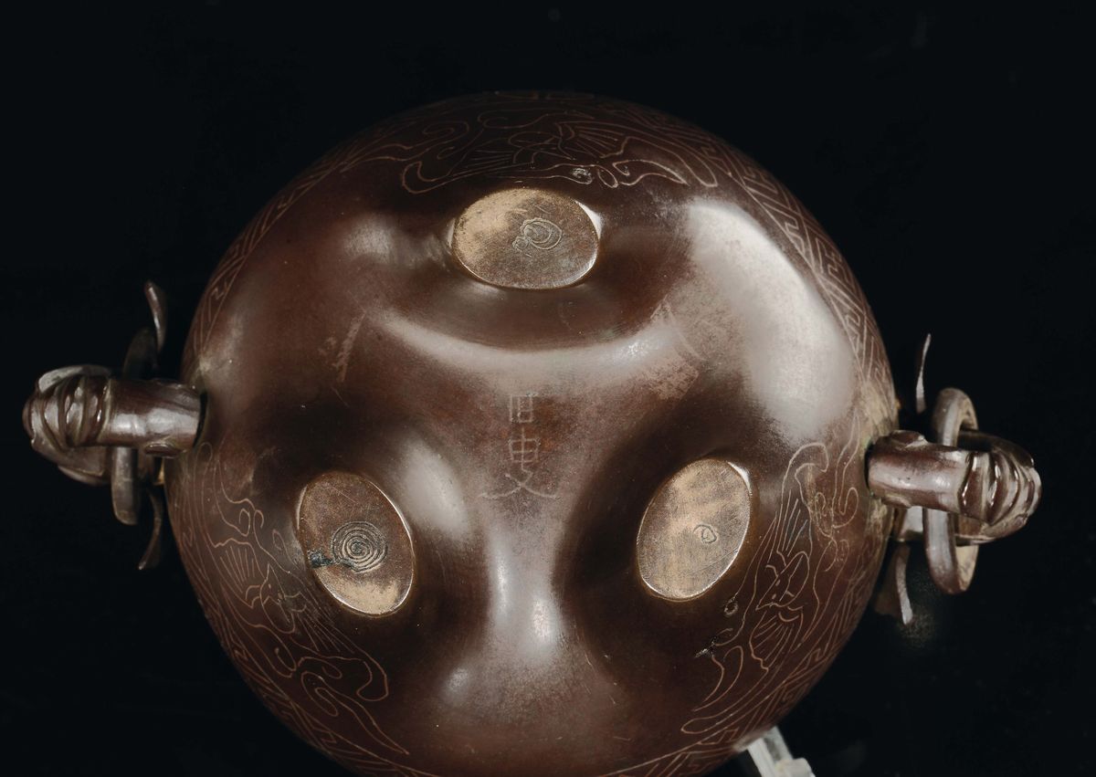 Incensiere in bronzo intarsiato in argento con coperchio in legno traforato, Cina, Dinastia Qing,...