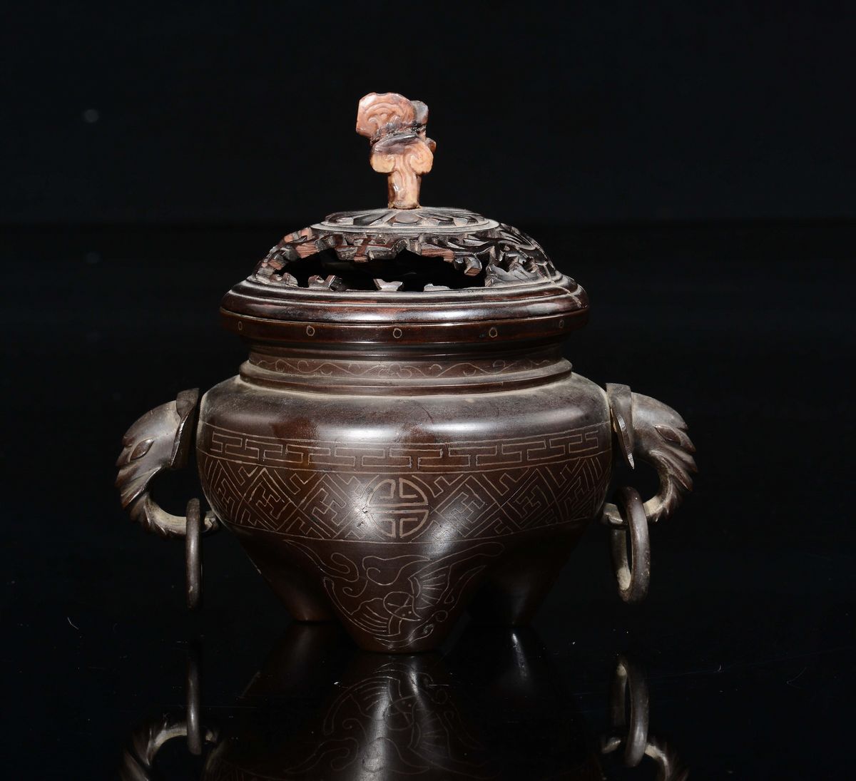Incensiere in bronzo intarsiato in argento con coperchio in legno traforato, Cina, Dinastia Qing,...