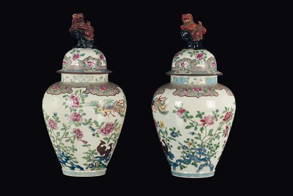 Coppia di potiches con coperchio in porcellana Samson con fenici e fiori, Cina, Dinastia Qing, XIX secolo