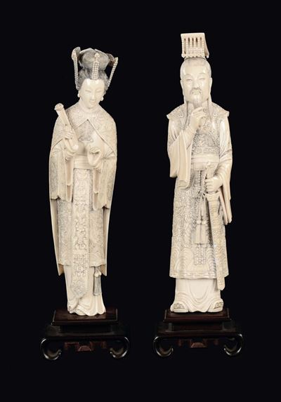 Cina, Dinastia Qing, Coppia di figure in avorio: Guanyin e dignitario, fine XIX secolo