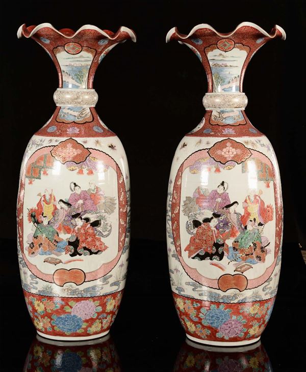 Coppia di vasi in porcellana policroma con fiori, dignitari e Guanyin entro riserve, Giappone, XIX secolo