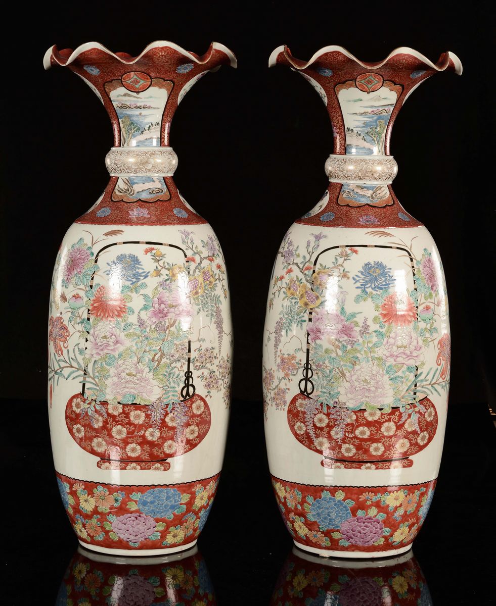 Coppia di Vasi in Porcellana Policroma con Fiori, Dignitari e Guanyin Entro Riserve, Giappone, XI...