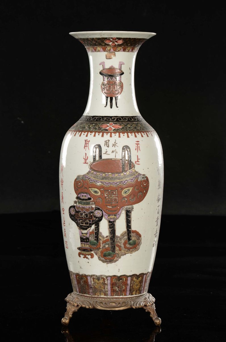 Vaso in Porcellana Policroma Montato in Bronzo con Iscrizioni e Vasi, Cina, Dinastia Qing, XIX Se...