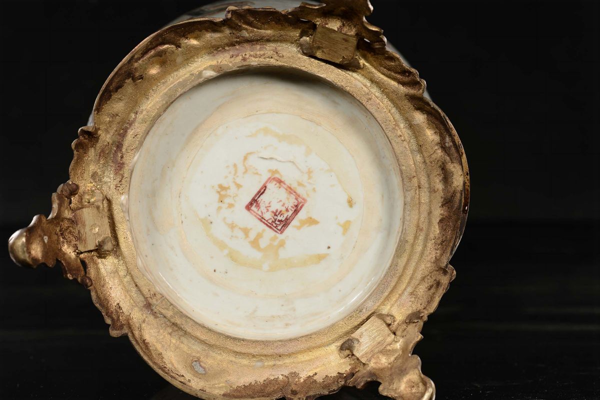 Vaso in Porcellana Policroma Montato in Bronzo con Iscrizioni e Vasi, Cina, Dinastia Qing, XIX Se...