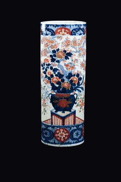 Vaso Cilindrico in Porcellana Imari a Decoro Naturalistico, Giappone, XIX Secolo