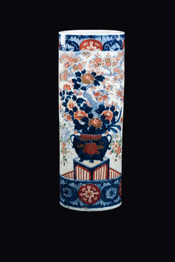 Vaso cilindrico in porcellana Imari a decoro naturalistico, Giappone, XIX secolo