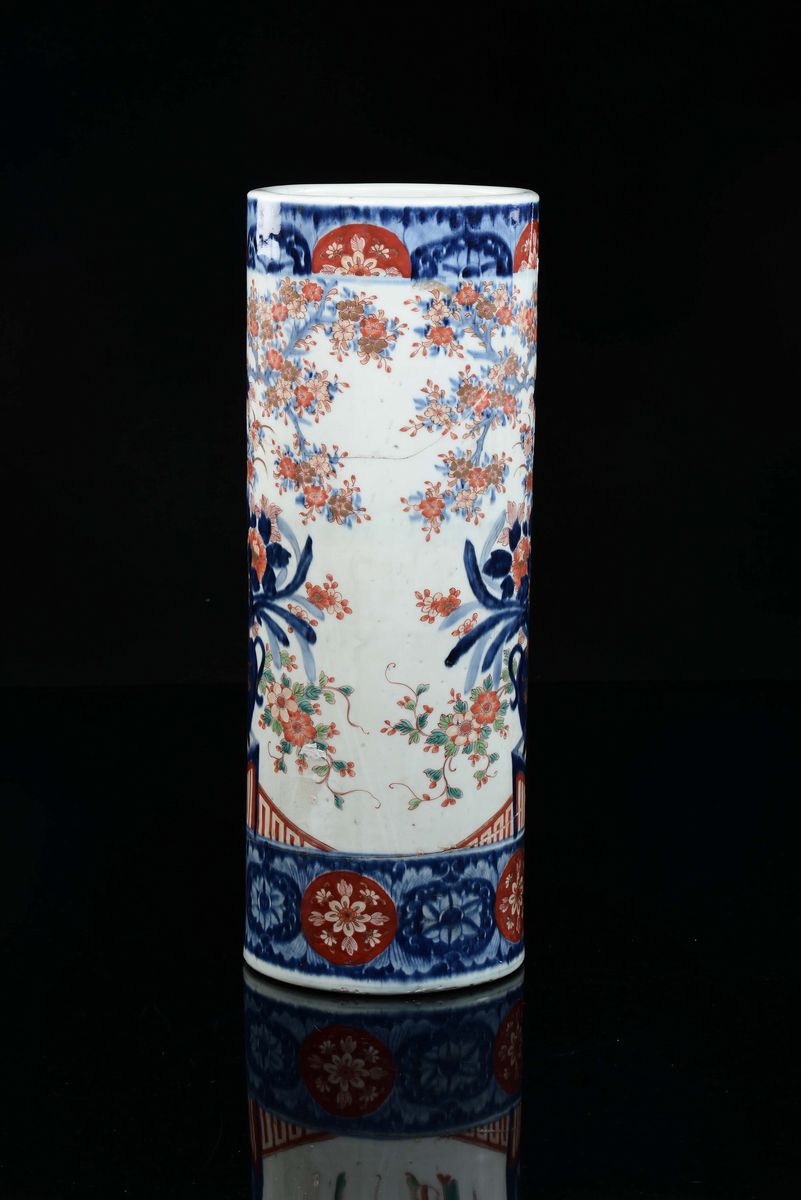 Vaso Cilindrico in Porcellana Imari a Decoro Naturalistico, Giappone, XIX Secolo