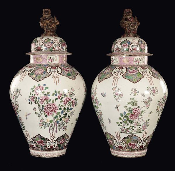 A pair of large Samson porcelain potiches and cover with Pho dog and roses, China, Qing Dynasty, 19th century