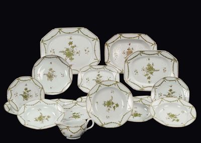 Servizio in porcellana policroma con decori verdi, Cina, Dinastia Qing, XIX secolo, composto da 2...