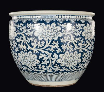 Grande cachepot in porcellana bianca e blu con decoro di peonie, Cina, Dinastia Qing, XIX secolo,...