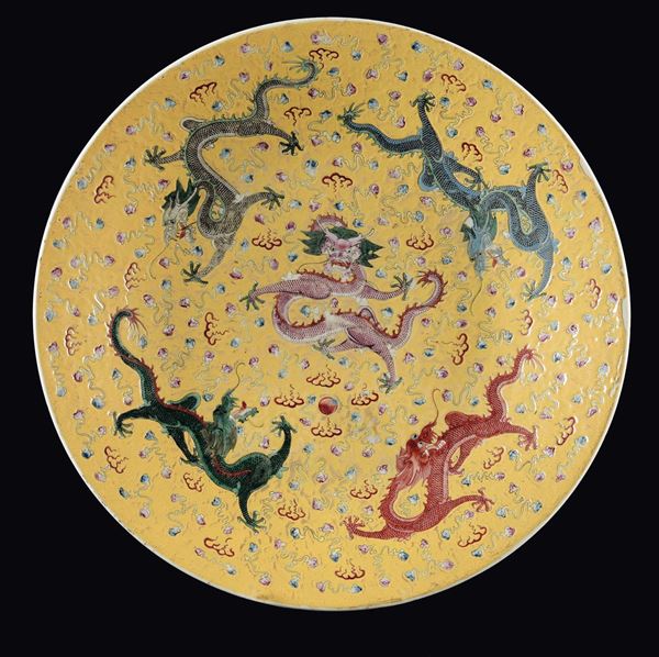 Grande piatto in porcellana policroma a fondo giallo con cinque dragoni, Cina, Dinastia Qing, marca e del periodo Guangxu (1875-1908)