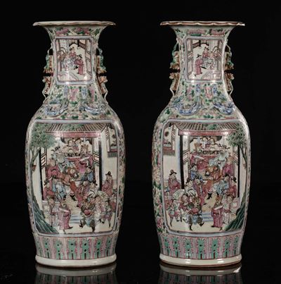 Coppia di Vasi in Porcellana Famiglia Rosa con Scene di Vita di Corte Entro Riserve, Cina, Dinast...