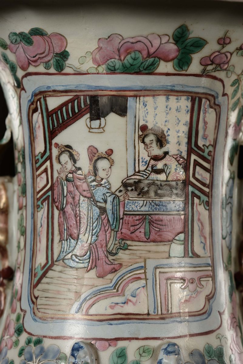 Coppia di Vasi in Porcellana Famiglia Rosa con Scene di Vita di Corte Entro Riserve, Cina, Dinast...