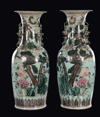 Cina, Coppia di vasi in porcellana Famiglia Rosa a fondo verde, Dinastia Qing, XIX secolo