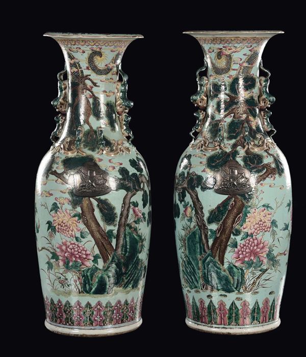 Coppia di vasi in porcellana Famiglia Rosa a fondo verde, Cina, Dinastia Qing, XIX secolo