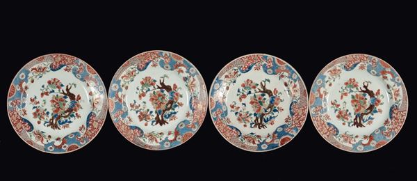 Quattro piatti in porcellana policroma con fiori sui toni dell'arancione, Cina, Dinastia Qing, epoca Yongzheng (1723-1735)