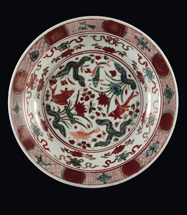 Piatto in porcellana Kinrande con pesci rossi e fiori, Giappone, fine XIX secolo