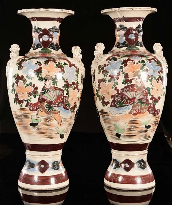 Coppia di grandi vasi in porcellana Satsuma con dignitari e manici a guisa di fenice, Giappone, XIX secolo