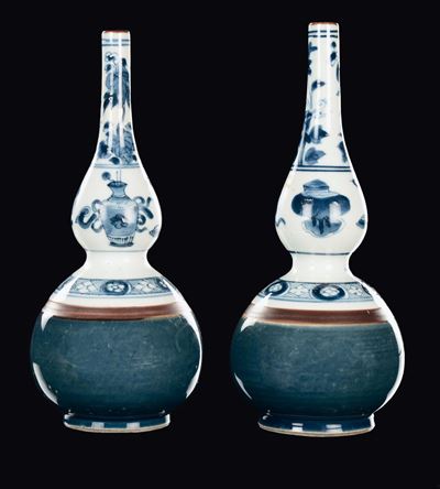 Cina, Dinastia Qing, Coppia di vasi a doppia zucca in porcellana bianca e blu con decorazione flo...