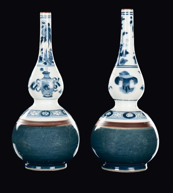 A pair of blue and white double-pumpkin small vases depicting flowers and with gilt outline, China, Qing Dynasty, Kangxi Period (1662-1722)