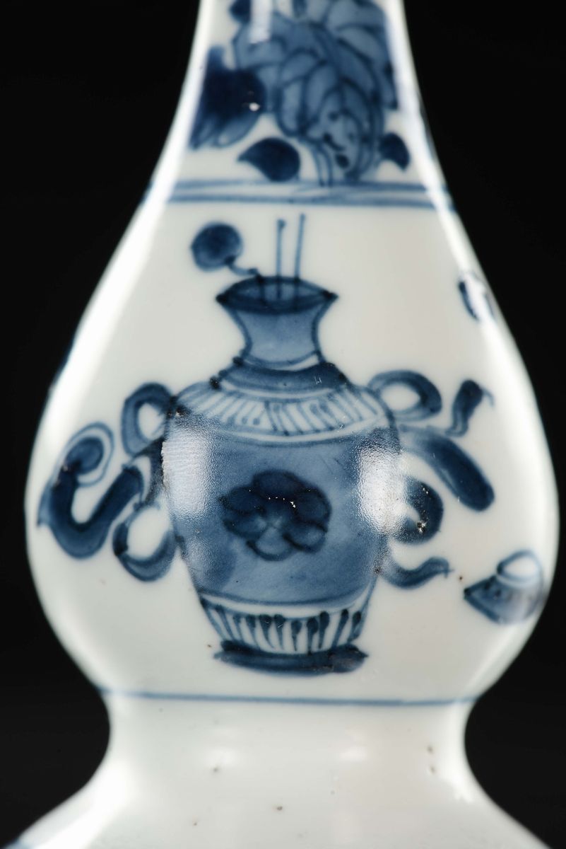 Cina, Dinastia Qing, Coppia di vasi a doppia zucca in porcellana bianca e blu con decorazione flo...
