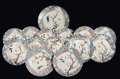 Servizio in porcellana policroma con decoro di fiori di ciliegio, Cina, Dinastia Qing, XIX secolo...