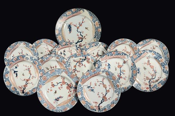 Servizio in porcellana policroma con decoro di fiori di ciliegio composto da tre piatti, 10 piattini e un piatto grande, Cina, Dinastia Qing, XIX secolo
