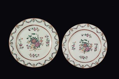 Due Piatti in Porcellana Policroma con Fiori, Cina, Dinastia Qing, Epoca Qianlong (1736-1795)