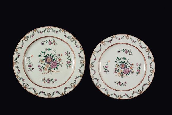 Due piatti in porcellana policroma con fiori, Cina, Dinastia Qing, epoca Qianlong (1736-1795)