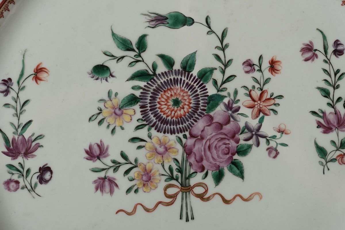 Due Piatti in Porcellana Policroma con Fiori, Cina, Dinastia Qing, Epoca Qianlong (1736-1795)